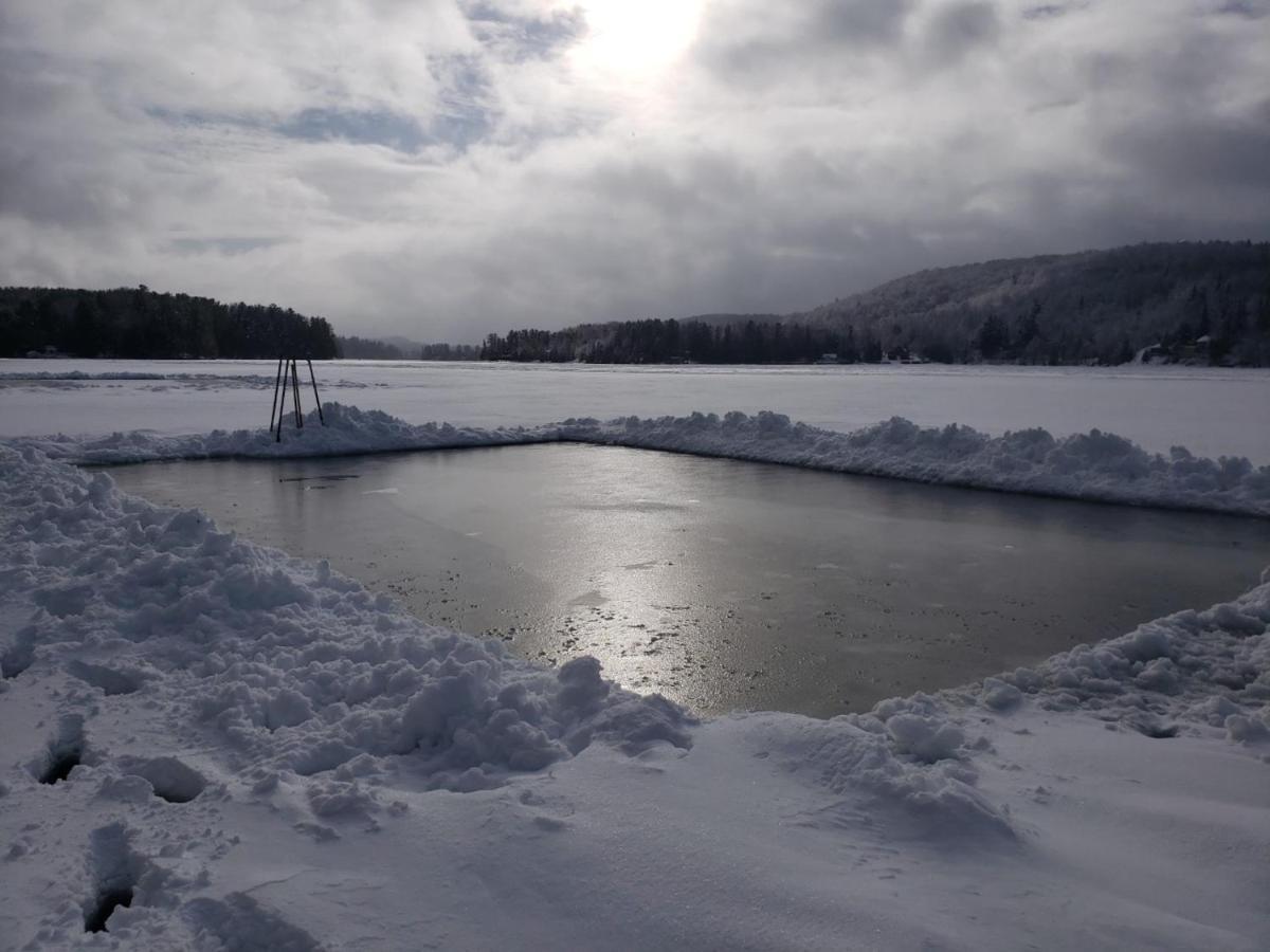 Le Nid doré sur le lac  Val des Monts Esterno foto